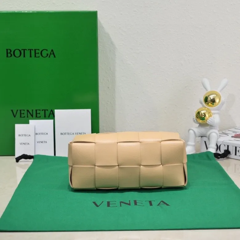 Batch 1420 BV autumn and winter beautiful armpit bag, breaking your definition of armpits BOTTEGA's new BRICK CASSETTE is small and exquisite, breaking the definition of underarms without capacity. It is no longer a small waste bag, but also a classic woven style. Why not buy such a bag? The soft sheepskin material shows a sense of luxury. Style number: 9305 Size: 23.5*10*10cm